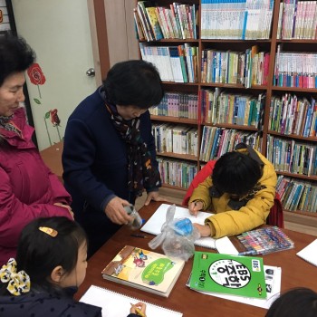 [2017-12-11] 원예전문 자원봉사단 어르신들이 지역아동센터 아이들과 그림을 그렸습니다. 이미지