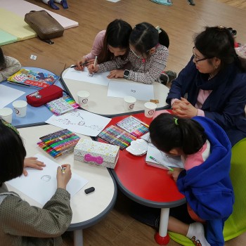 [노송 작은도서관] 독서지도 프로그램 ‘책과 함께 상상 더하기’ 4월 이미지