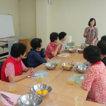 [기린봉노인복지관] 하계자율학습프로그램 새콤달콤 수제청 만들기 이미지