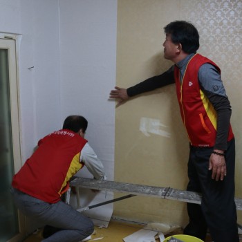 [2016-10-24]사례관리 우체국연계 도배장판 진행 이미지